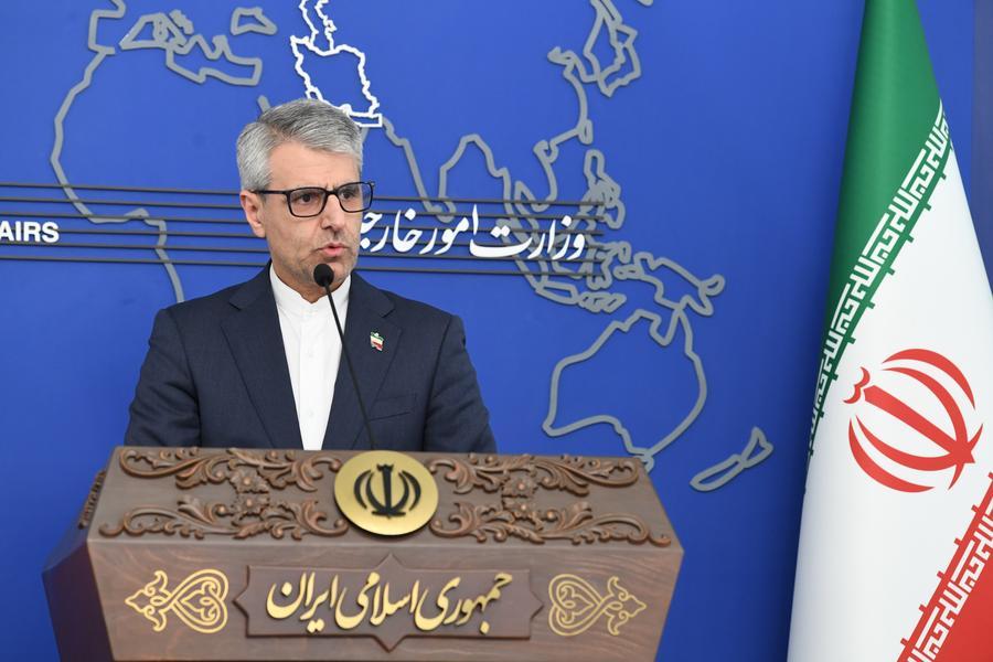 El portavoz del Ministerio de Relaciones Exteriores de Irán, Esmaeil Baghaei, asiste a una conferencia de prensa en Teherán, Irán, el 18 de enero de 2026. (Xinhua/Shadati)