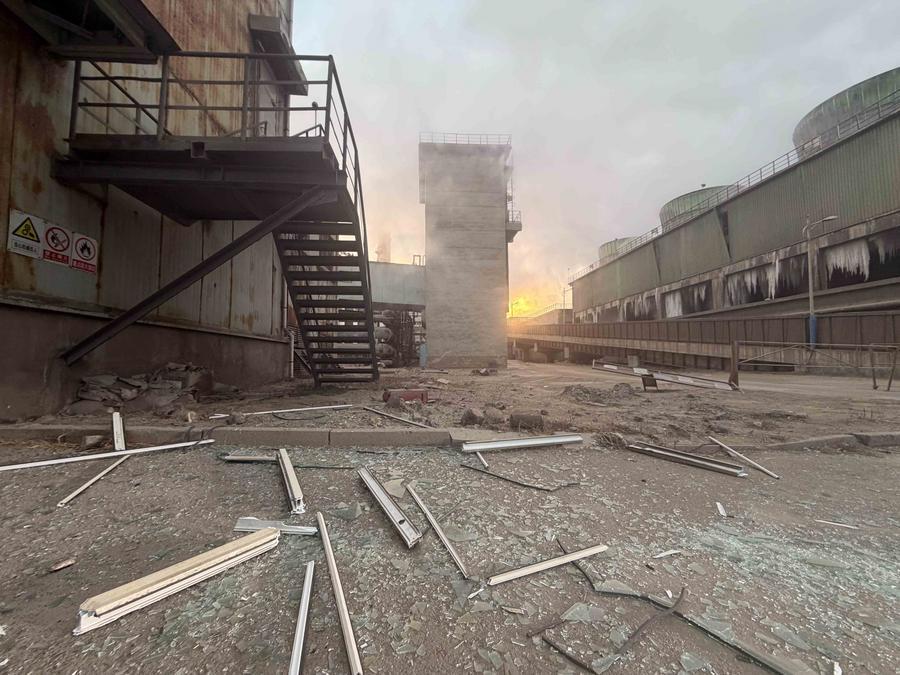 Fotografía tomada con un teléfono móvil del lugar de una explosión en una fábrica en Baotou, en la región autónoma de Mongolia Interior, en el norte de China, el 18 de enero de 2026. (Xinhua)