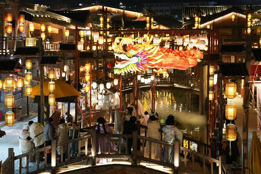 Producción de servicios de China aumenta 5,4% en 2025