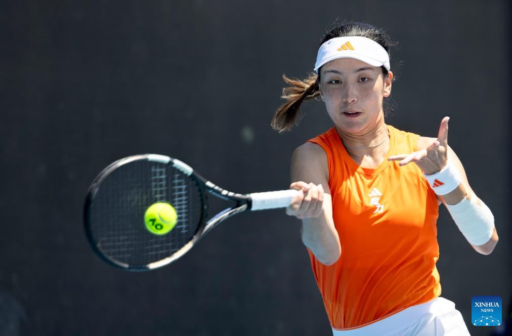 Wang Xinyu gana partido de primera ronda de individuales femeninos en Abierto de Australia