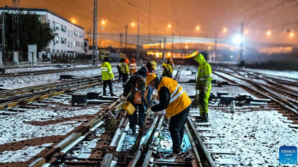 China toma medidas para responder a nevadas generalizadas y descensos de temperatura