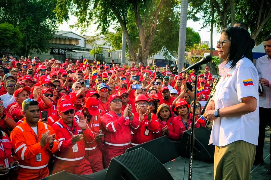 Imagen proveída por la Presidencia de Venezuela de la presidenta encargada venezolana, Delcy Rodríguez (d-frente), participando en un acto en Puerto La Cruz, en el estado Anzoátegui, Venezuela, el 25 de enero de 2026. (Xinhua/Presidencia de Venezuela) 