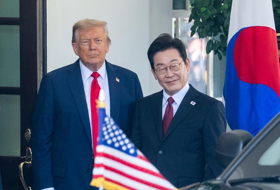 El presidente estadounidense, Donald Trump (i), recibe al visitante presidente surcoreano, Lee Jae-myung, en la Casa Blanca, en Washington, D.C., Estados Unidos, el 25 de agosto de 2025. (Xinhua/Hu Yousong) (rtg)