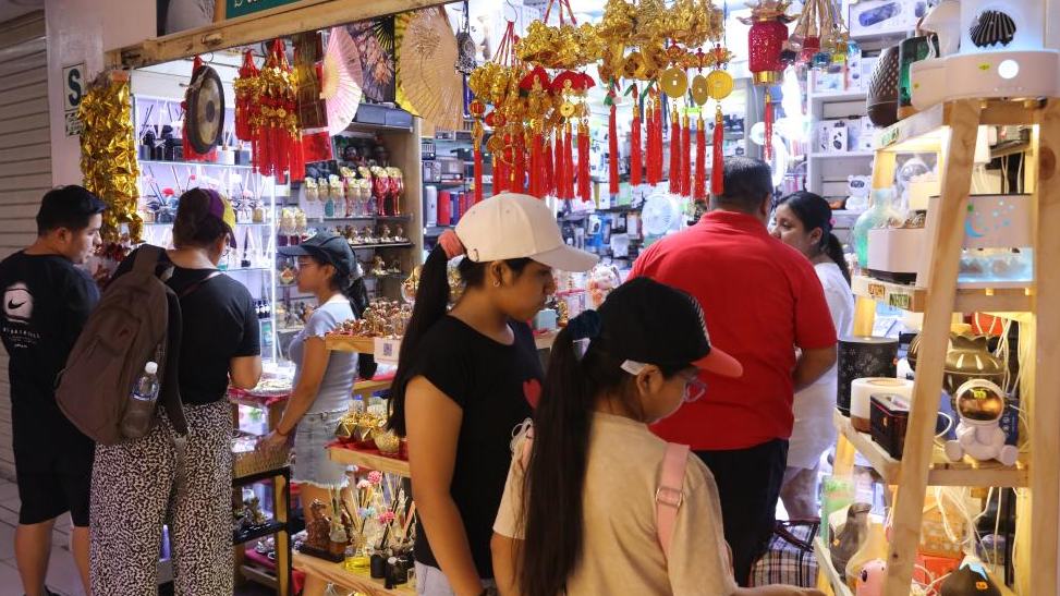 Peruanos adquieren figuras de Caballo para celebrar próximo Año Nuevo Chino