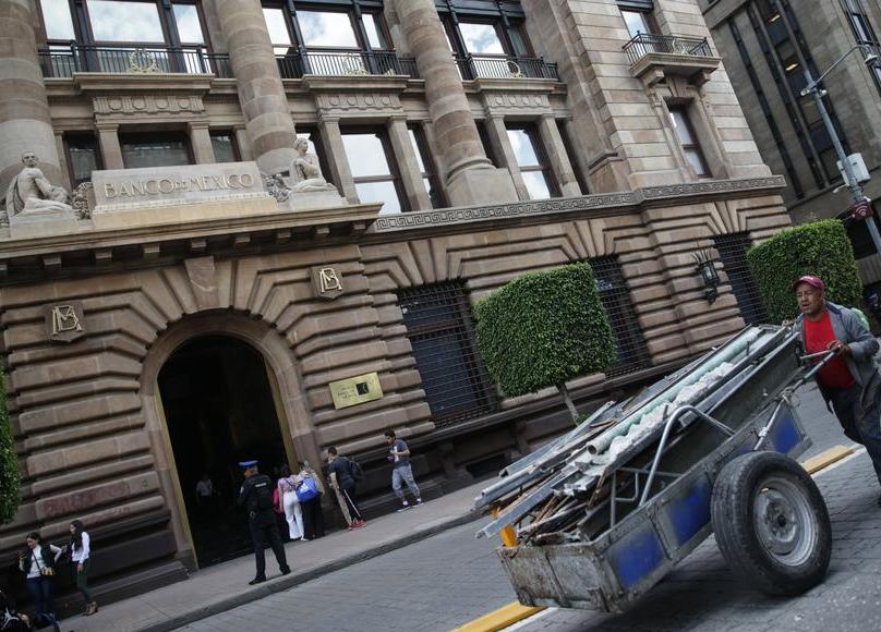 Economía de México enfrenta varios riesgos a la baja en 2026 por EEUU, alerta banco central