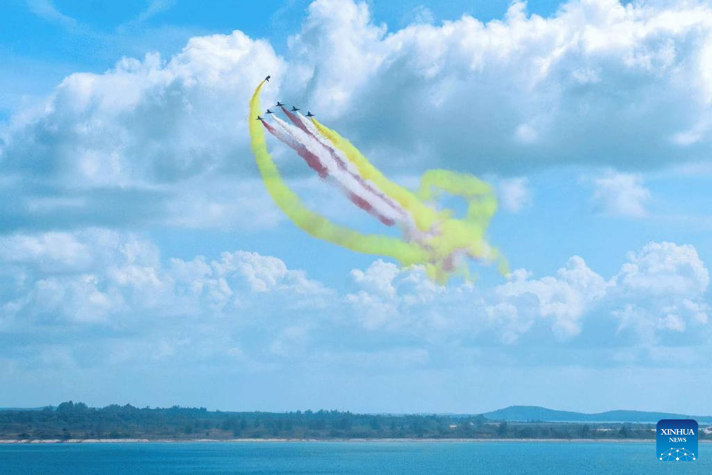 Equipo Acrobático de la Fuerza Aérea del EPL de China realiza vuelo de validación en vista previa del Salón Aeronáutico de Singapur