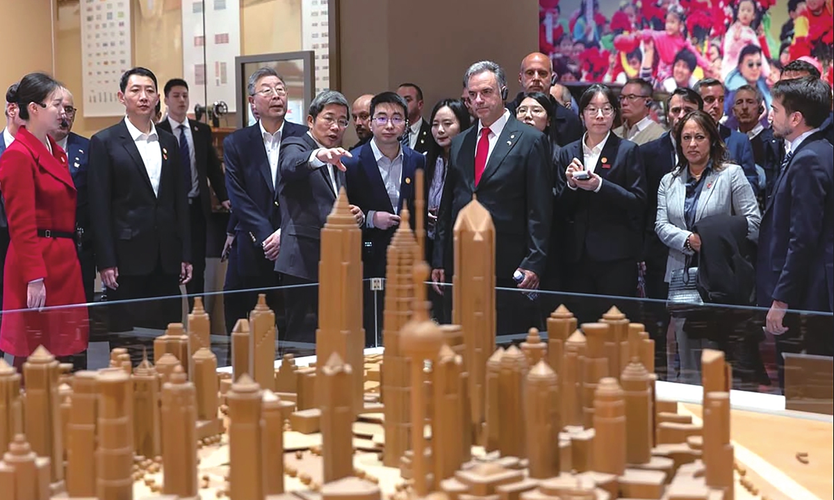 Presidente uruguayo Yamandu Orsi llega a Beijing para una visita de Estado