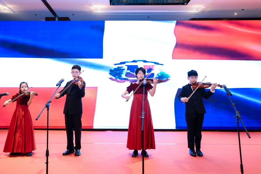 Talentos chinos interpretaron los himnos nacionales durante la celebración en Beijing del 182 aniversario de la independencia de la República Dominicana. (Foto: cortesía)