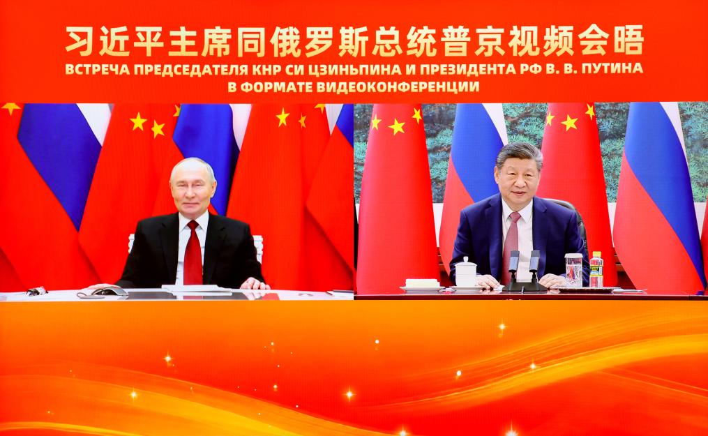 El presidente chino, Xi Jinping, sostiene una reunión virtual con el presidente ruso, Vladímir Putin, en el Gran Palacio del Pueblo, en Beijing, capital de China, el 4 de febrero de 2026. (Xinhua/Liu Bin) 