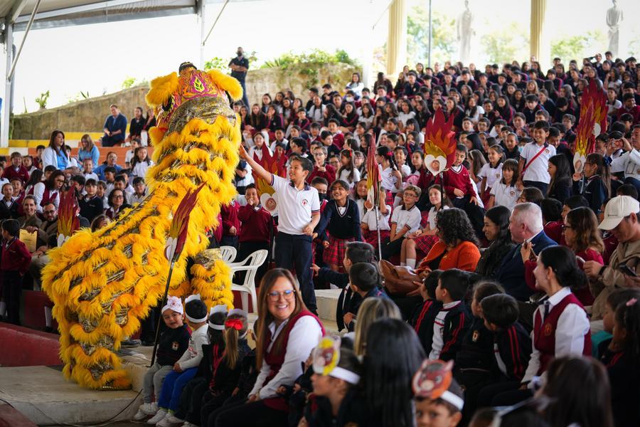 Estudiantes observan una presentación cultural durante la celebración del Año Nuevo chino en el Colegio Corazonista, en Bogotá, capital de Colombia, el 4 de febrero de 2026. (Xinhua/Andrés Moreno)