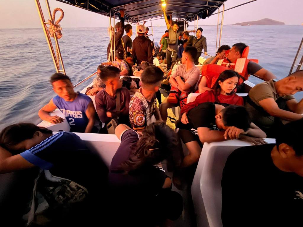 Sobrevivientes descansan en un barco de rescate después del hundimiento de un ferry, en aguas de la provincia de Basilan, en el sur de Filipinas, el 26 de enero de 2026. (Xinhua/Guardia Costera de Filipinas)