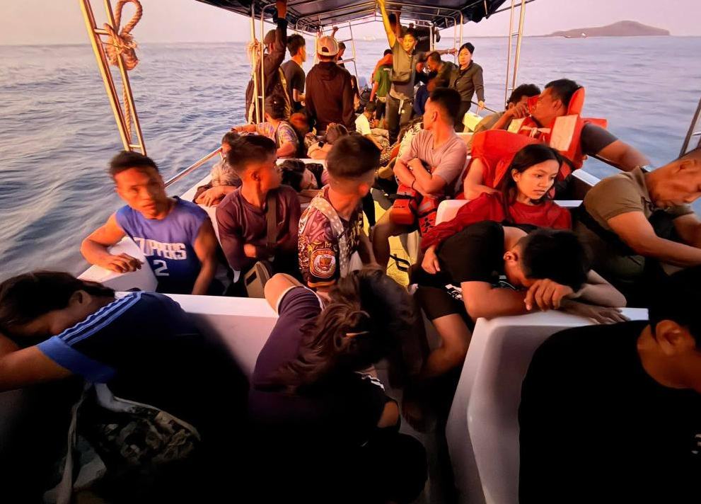 Buzos técnicos entran a transbordador hundido en sur de Filipinas mientras cifra de muertos llega a 45