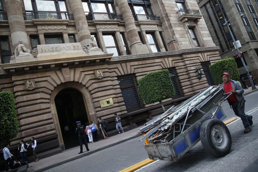 Imagen de archivo de personas caminando frente a la sede del Banco de México, en la Ciudad de México, capital de México, el 3 de julio de 2024. (Xinhua/Francisco Cañedo) 