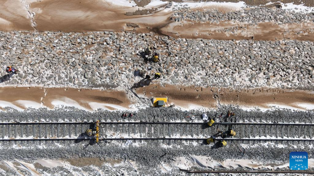 Mecánicos chinos aseguran el funcionamiento del ferrocarril en la temporada alta