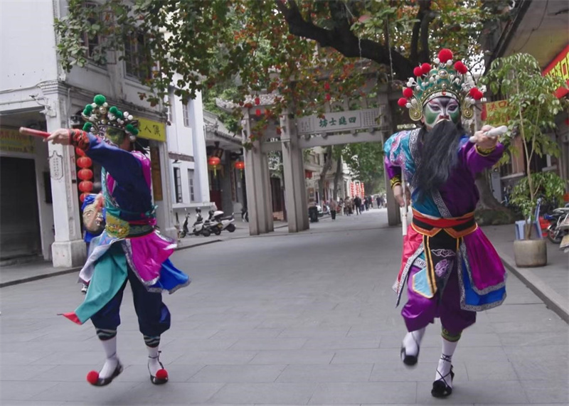 Integrantes del Grupo de Danza Yingge de Fucheng entrenan en Chaozhou, provincia de Guangdong, sur de China. (Liu Ning/Diario del Pueblo en Línea)