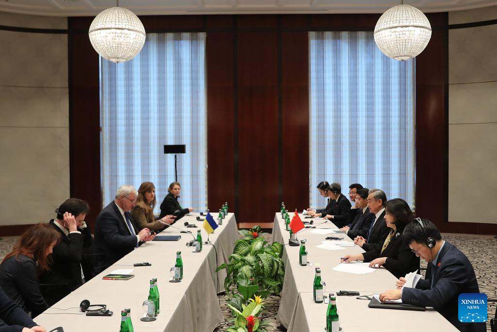 Relaciones entre China y Ucrania deben mantener desarrollo estable y sano, dice canciller chino