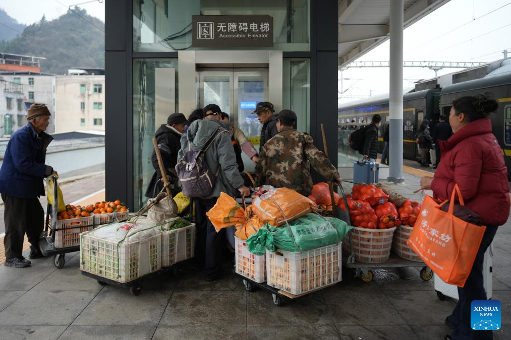 El tren 7272/7271: dos décadas conectando montañas y mercados en el suroeste de China