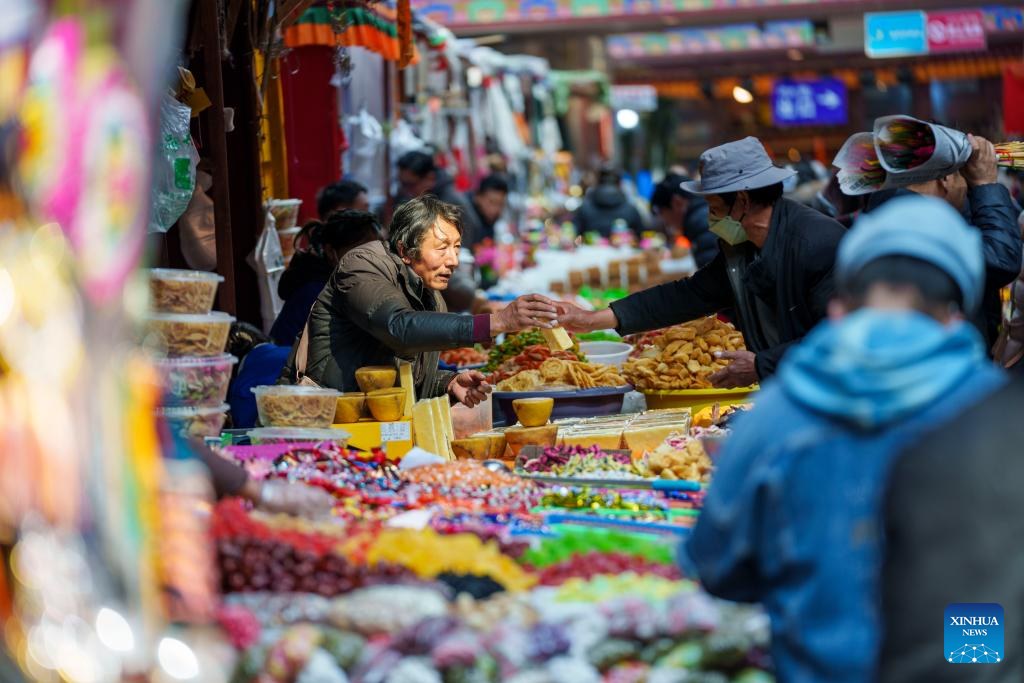 Clientes compran productos necesarios para vacaciones de la Fiesta de la Primavera y el Año Nuevo tibetano en Lhasa
