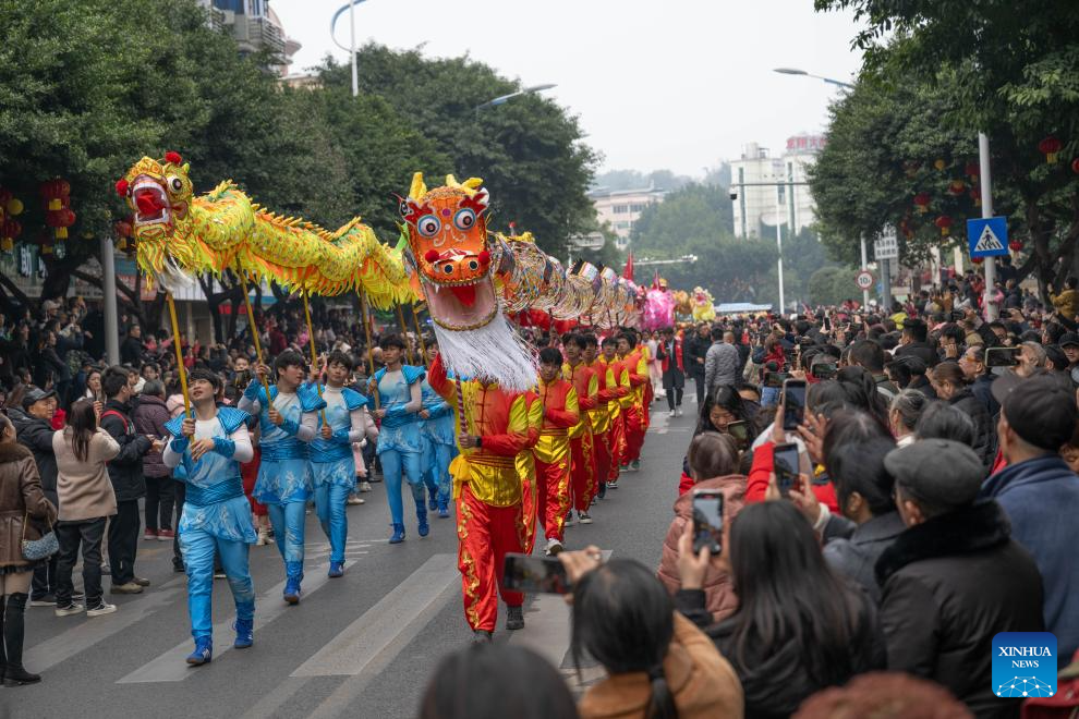 Desfile de danza de dragón encanta a turistas en Chongqing