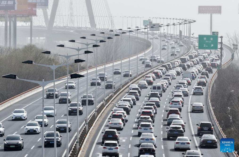 BEIJING, 22 febrero, 2026 (Xinhua) -- Imagen tomada con un dron el 22 de febrero de 2026 de vehículos en el Puente Runyang, en la ciudad de Yangzhou, en la provincia de Jiangsu, en el este de China. La temporada alta de viajes por la Fiesta de la Primavera 2026 de China llegó a su punto medio el sábado, cuando los viajes de pasajeros interregionales se ubicaron en 5.080 millones en los primeros 20 días, dijo el domingo el Ministerio de Transporte. (Xinhua/Meng Delong)