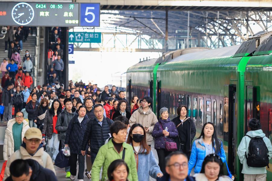 Ferrocarriles de China adoptan medidas para pico más alto de viajes de retorno durante vacaciones de Fiesta de la Primavera