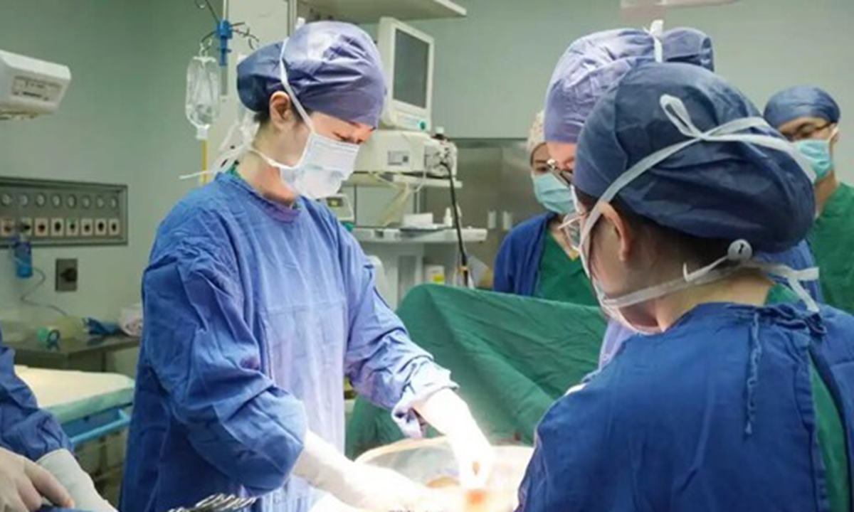 Una gemela siamesa separada se convierte en madre 28 años después de una cirugía que le salvó la vida en Nantong, este de China