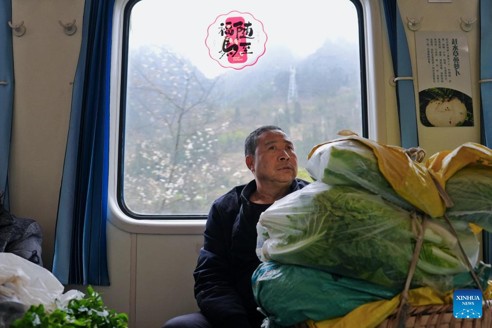 Tren lento funciona como "mercado móvil" para los aldeanos del suroeste de China