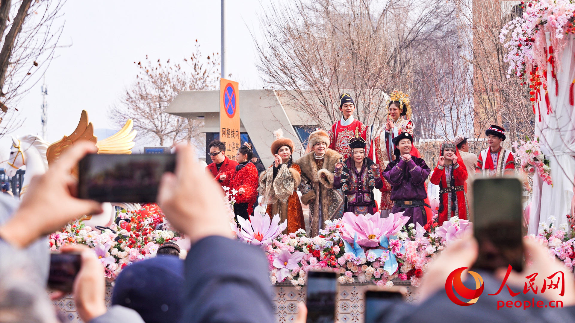 ¡El patrimonio cultural inmaterial anima las costumbres de Año Nuevo! Se inaugura de nuevo el desfile Shehuo de Urumqi