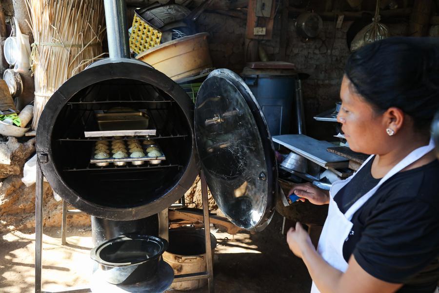 Entre hornos, cuadernos y saberes ancestrales, talleres transforman vidas en comunidad indígena de El Salvador