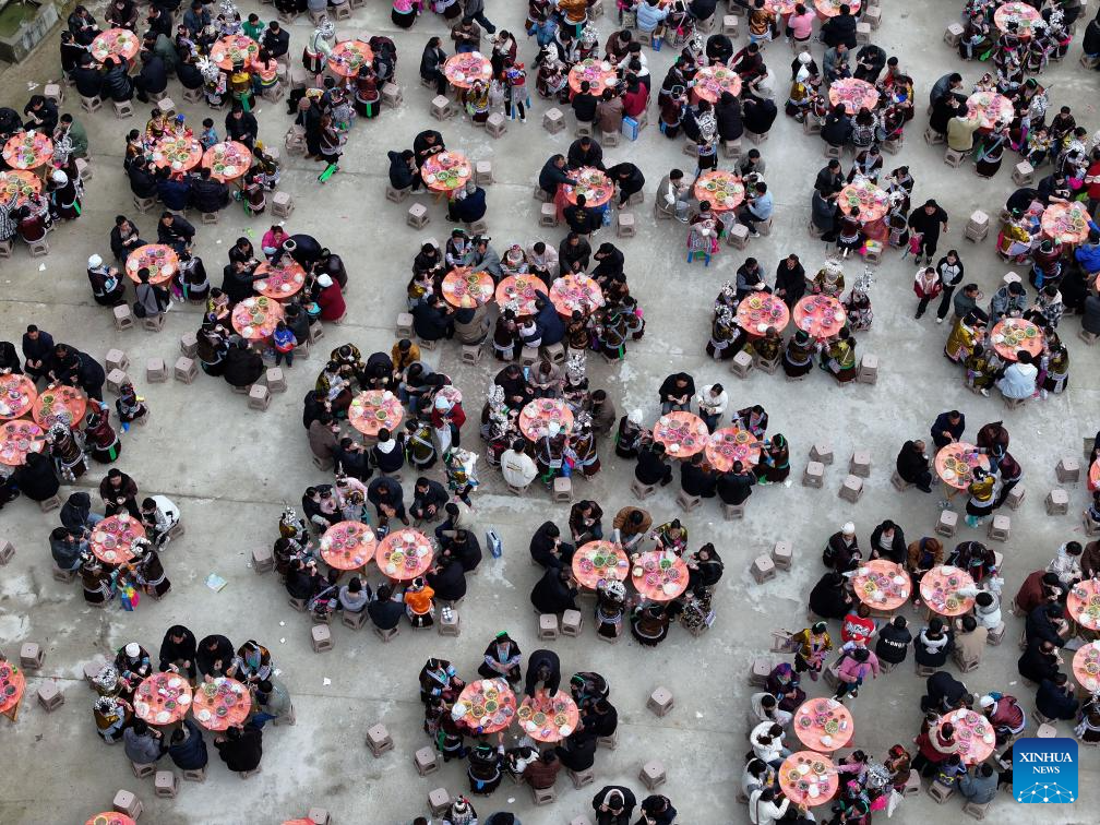 Personas del grupo étnico miao de China celebran festival "pohui"