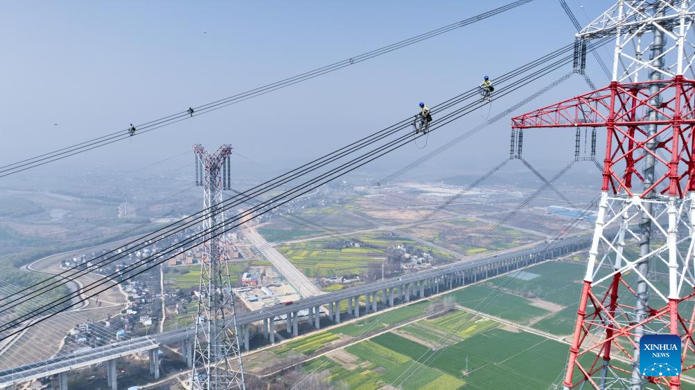 Trabajadores de mantenimiento revisan Línea Jintang de ultra alta tensión de ±800 kV en la ciudad de Tongling, Anhui