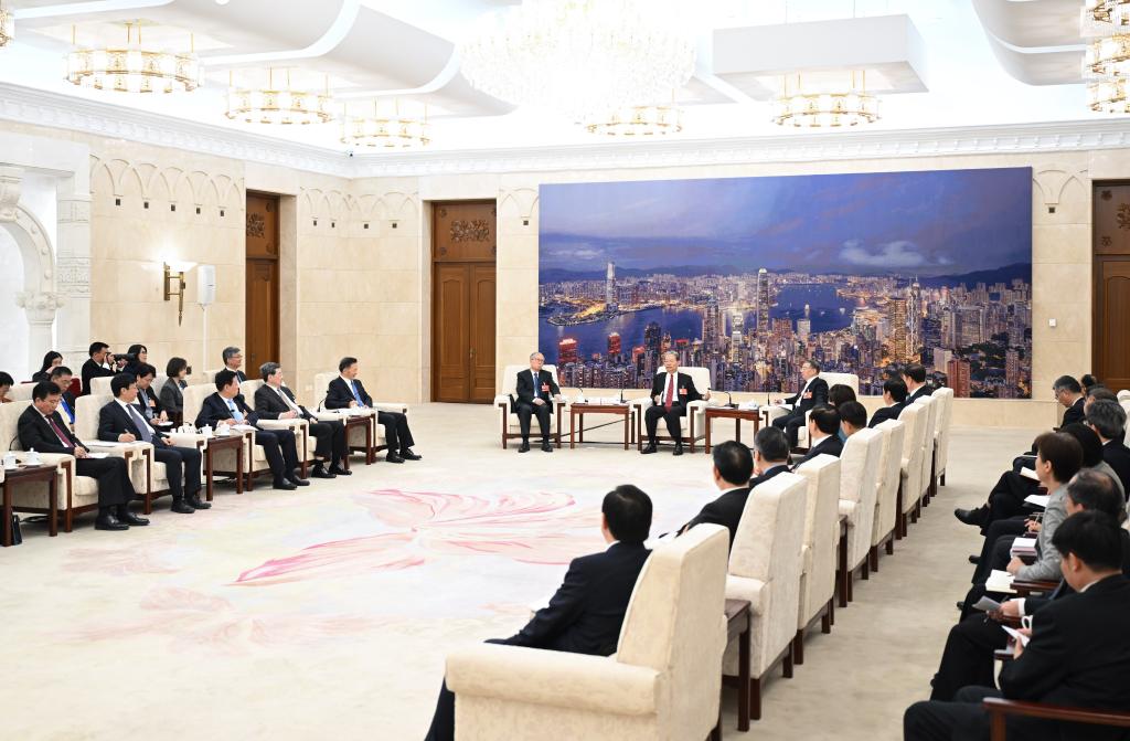 Máximo legislador de China elogia a periodistas por cobertura de sesión anual de APN