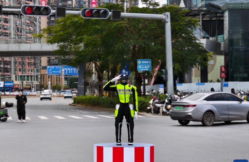 Robot de control de tránsito entra en servicio en Shenzhen, Guangdong