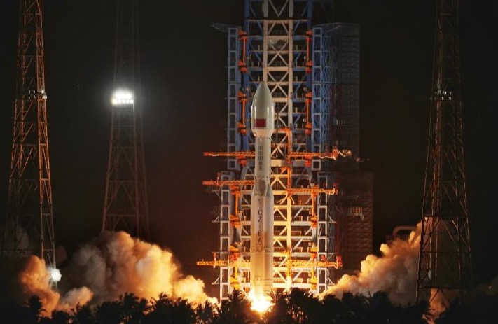 Cohete Gran Marcha-8A de China pone en órbita nuevos satélites de internet