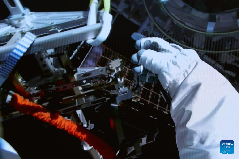 Astronautas de Shenzhou-21 de China completan segunda serie de actividades extravehiculares