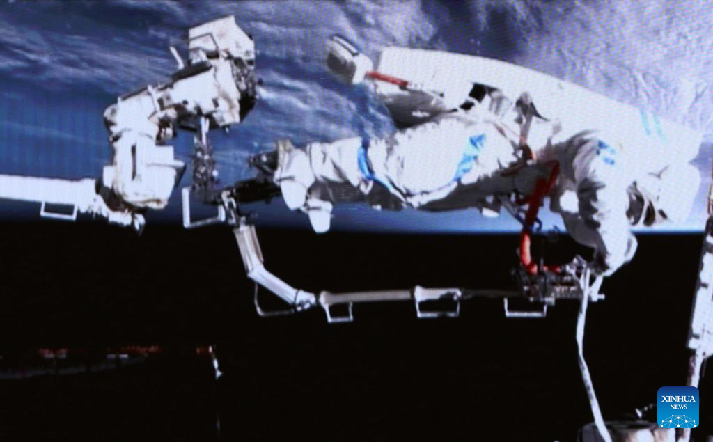 Astronautas de Shenzhou-21 de China completan segunda serie de actividades extravehiculares