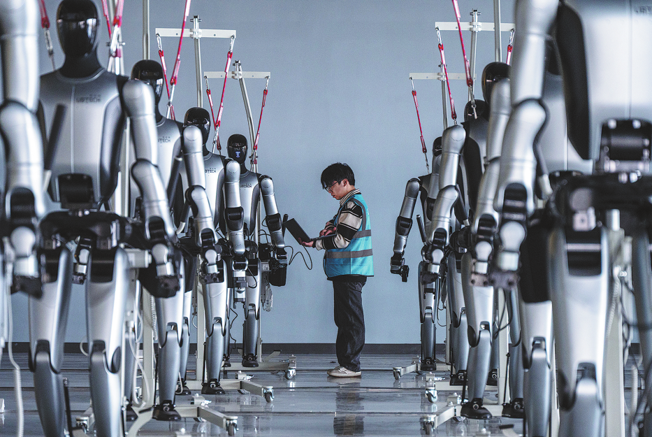 Técnico revisa robots humanoides en un centro de tecnología en Zigong, provincia de Sichuan. (Foto: He Haiyang/ China Daily)