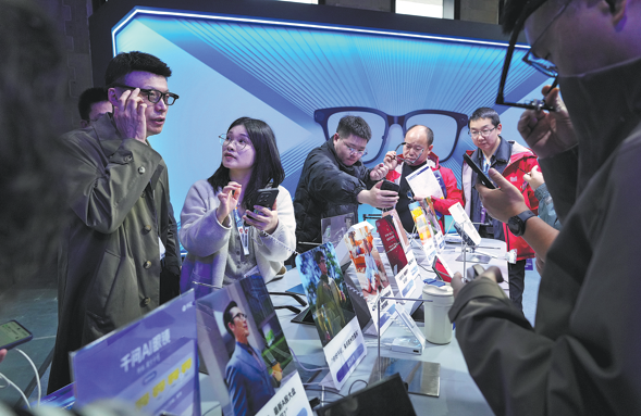 Los clientes prueban las Gafas Qwen G1 en la Exposición Mundial de Electrodomésticos y Electrónica en Shanghai, 12 de marzo del 2026. (Foto: Gao Erqiang/ China Daily)