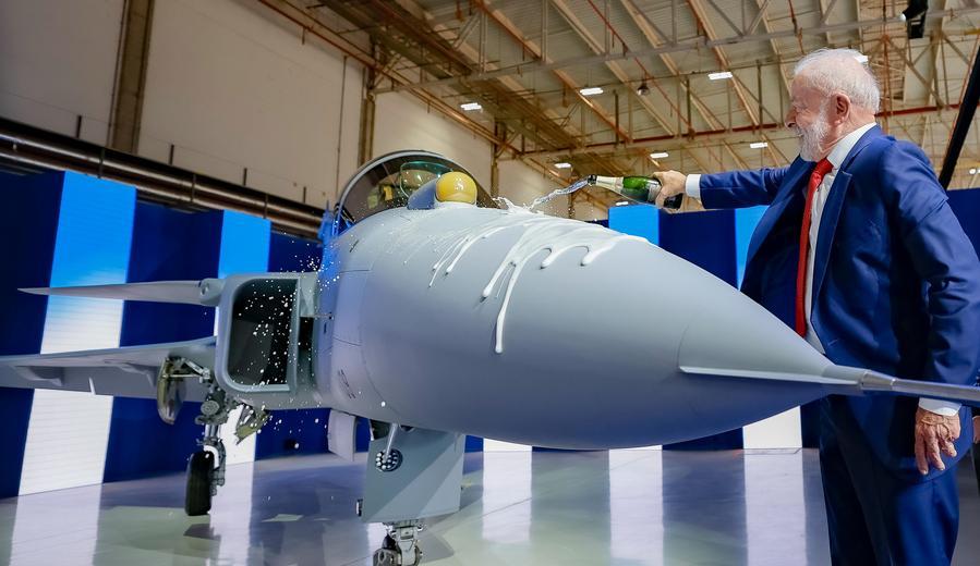 Lula bautiza primer avión caza supersónico fabricado en Brasil y dice que es importante para soberanía