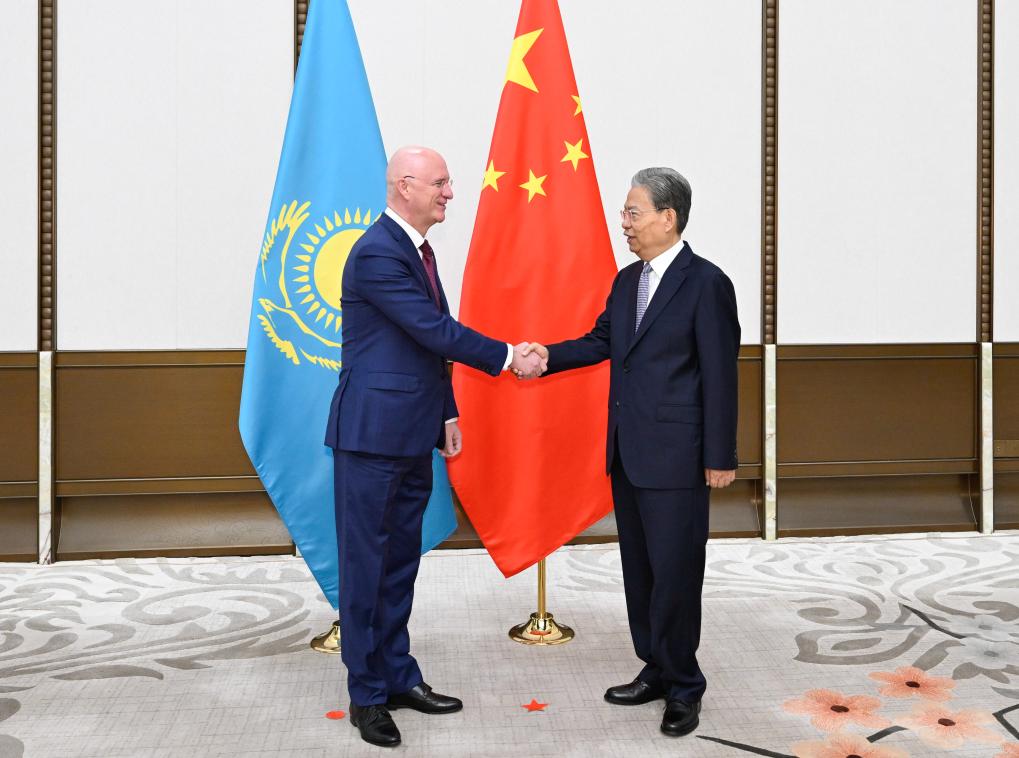 Máximo legislador de China se reúne con huéspedes de Azerbaiyán, Kazajistán y miembros de la junta directiva de BFA