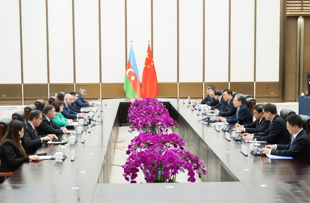 Máximo legislador de China se reúne con huéspedes de Azerbaiyán, Kazajistán y miembros de la junta directiva de BFA