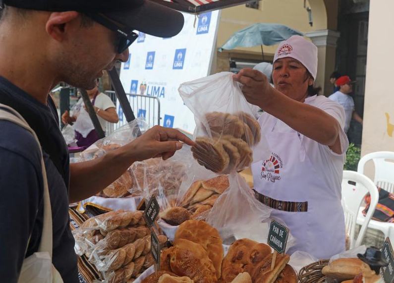 Feria del pan dulce atrae a cientos de peruanos