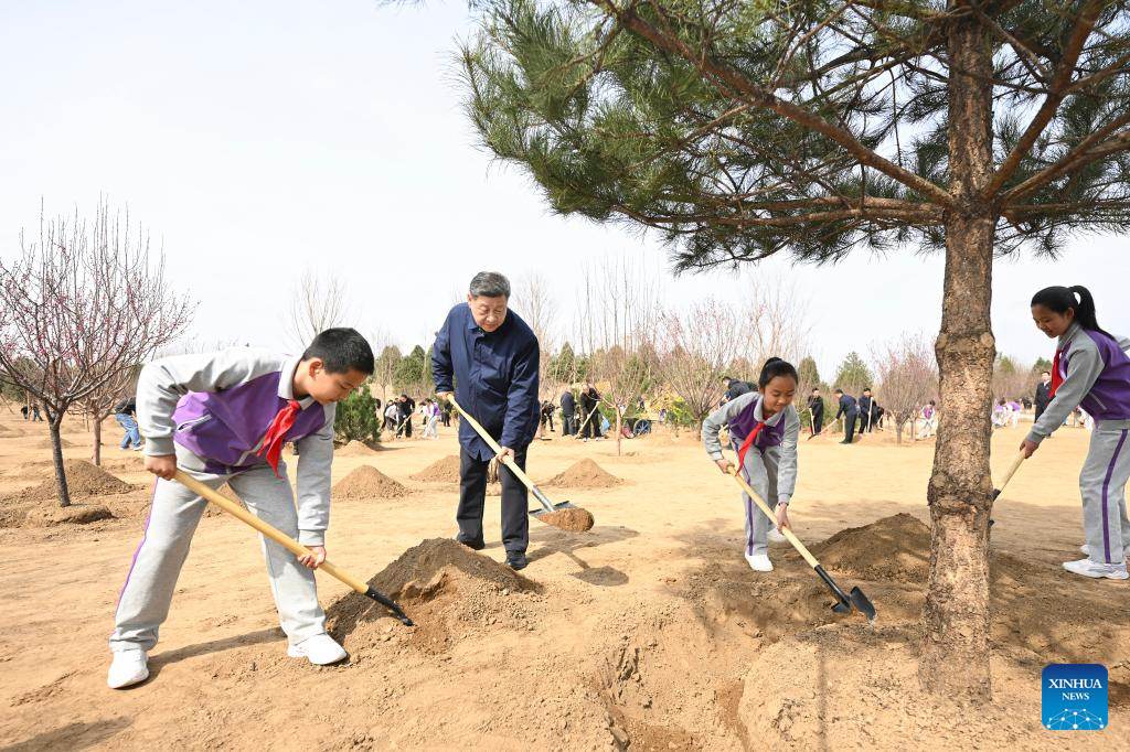 Xi insta a movilizar a toda la sociedad en los esfuerzos de plantación de árboles