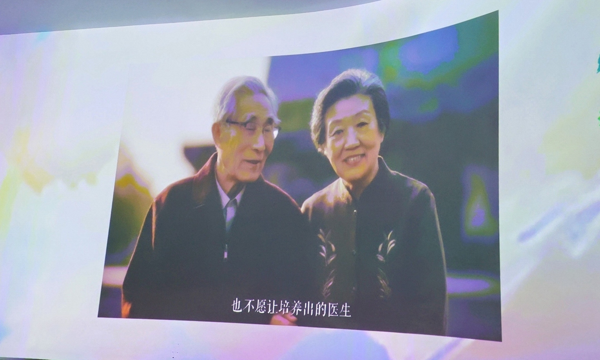 Vídeos de donantes de órganos recreados por IA conmueven a los asistentes al acto conmemorativo, mostrando homenajes digitales únicos en China