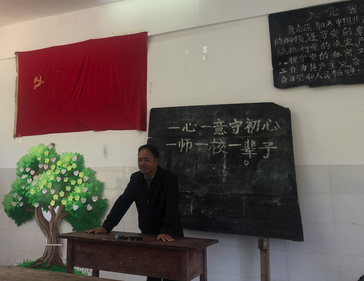 Maestro de Yunnan dedica su vida a guiar a los niños más allá de las montañas