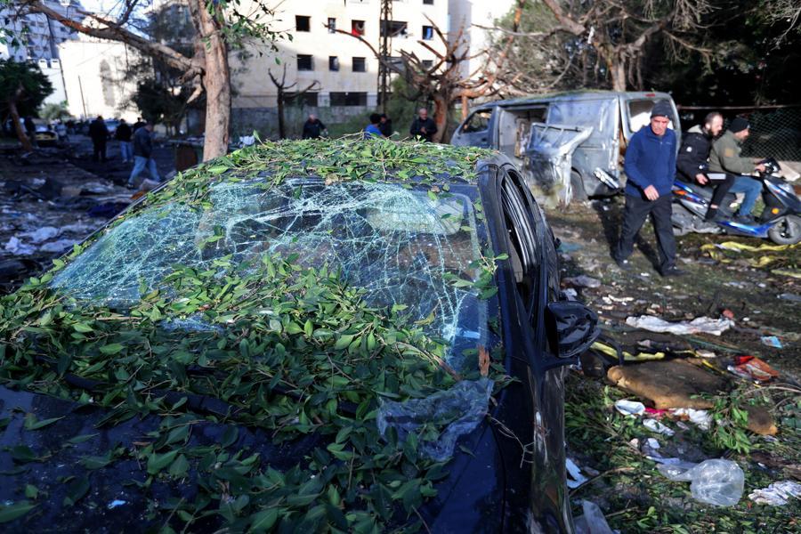 Imagen del 1 de abril de 2026 de vehículos dañados en ataques israelíes, en la zona de Jnah de Beirut, Líbano. (Xinhua/Bilal Jawich)
