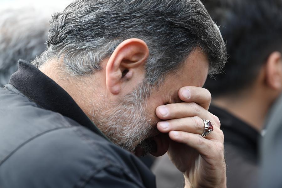 Un hombre asiste a una ceremonia fúnebre, en Teherán, Irán, el 1 de abril de 2026. (Xinhua/Shadati)