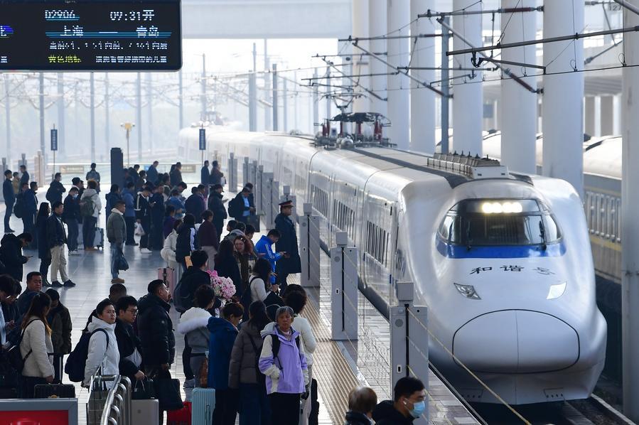 Pasajeros esperan para abordar en una plataforma de la Estación Ferroviaria de Wuxi, en la provincia oriental china de Jiangsu, el 13 de marzo de 2026. (Xinhua/Huan Yueliang)