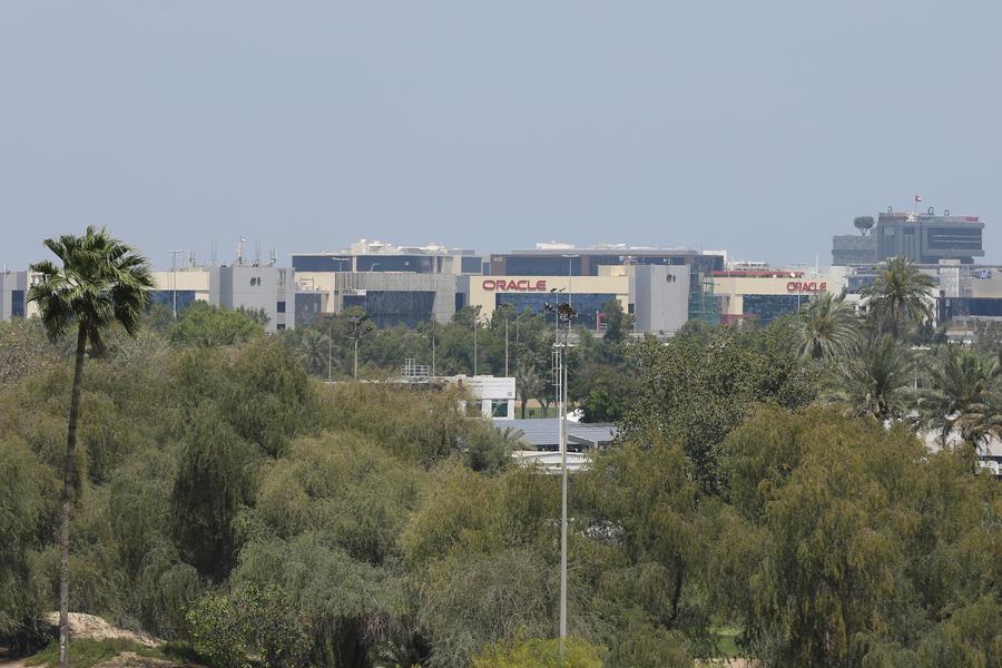 Imagen del 3 de abril de 2026 del exterior de la  corporación tecnológica estadounidense Oracle, en Dubái, Emiratos Árabes Unidos. (Xinhua/Wen Xinnian) 
