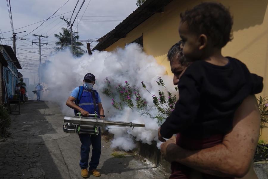 Un trabajador de la salud fumiga durante una jornada de fumigación contra los mosquitos Aedes Aegypti y Aedes Albopictus, transmisores de los virus del Dengue, Zika y Chikungunya, en el departamento de San Salvador, capital de El Salvador, el 28 de abril de 2022. (XinhuaAlexander Peña)